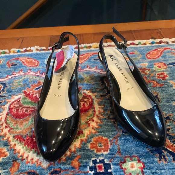 New Anne Klein iflex patent leather 2.5 inch heel Size 7 - Picture 1 of 4